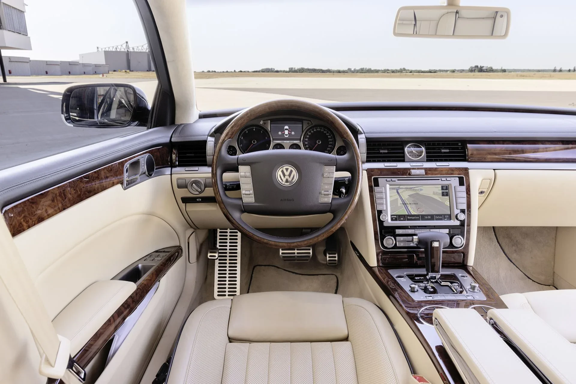 Luksusowy Volkswagen z najwyższej półki to przez cały czas hit. Używane egzemplarze są całkiem tanie