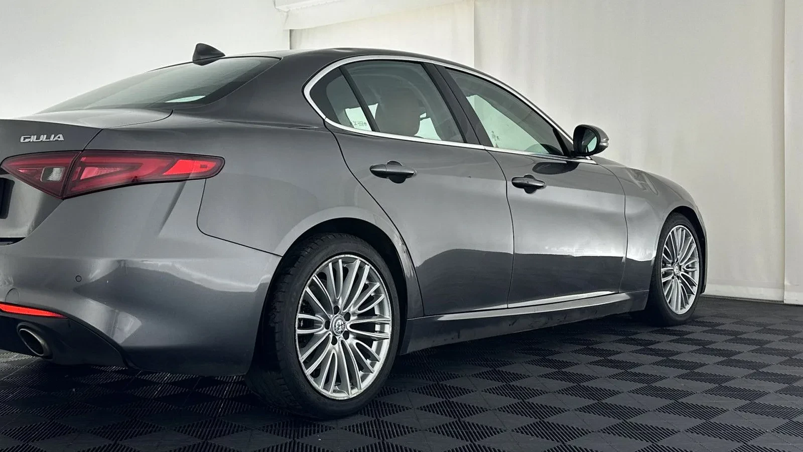 Alfa Romeo z surrealistycznym przebiegiem. To koniec żartów o lawecie i mechanikach?