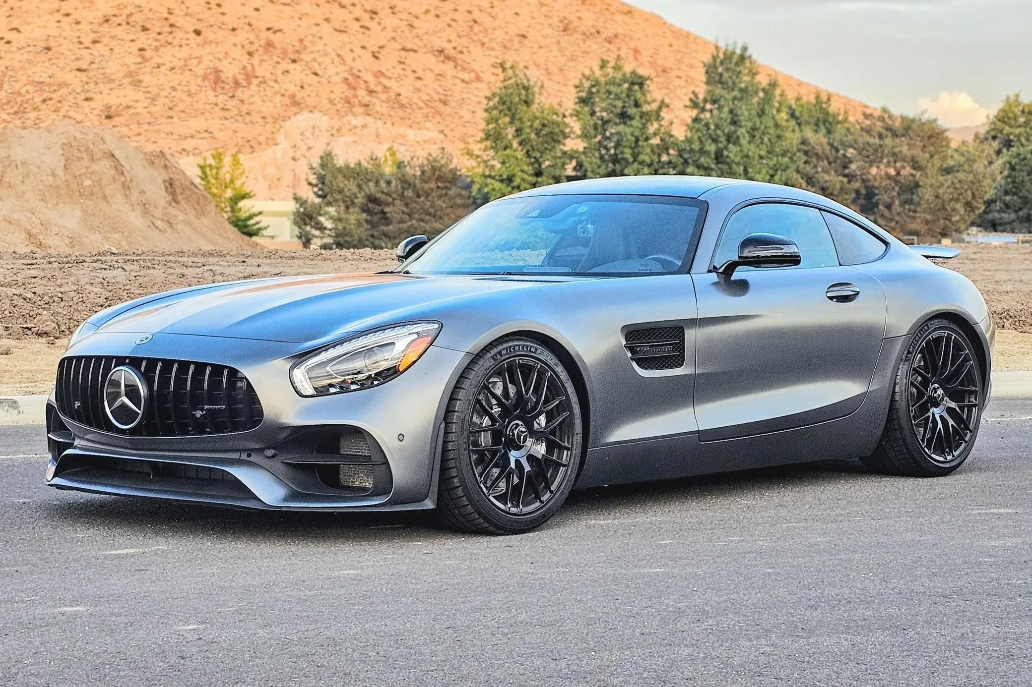 8-letni Mercedes-AMG GT Coupe z przebiegiem 20 tys. km na sprzedaż. To nie lada okazja