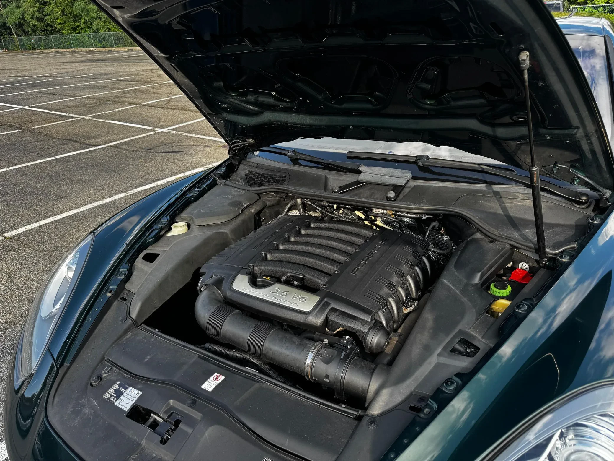 Porsche Cayenne z niskim przebiegiem i silnikiem V6. Ma piękny lakier i kosztuje 38 tysięcy złotych