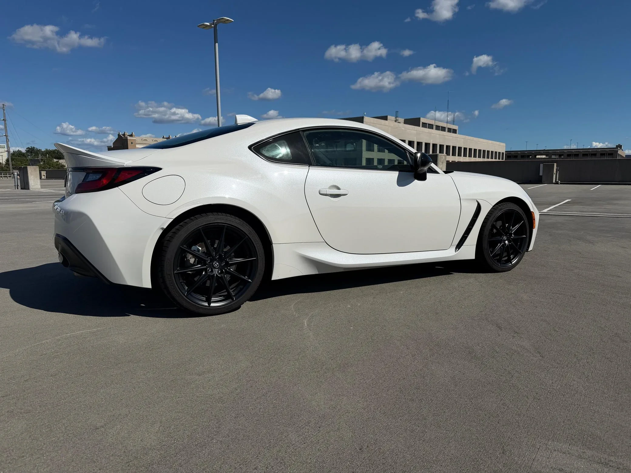 Roczna Toyota GR86 za 115 000 złotych. Ma prawie zerowy przebieg i manualną skrzynię