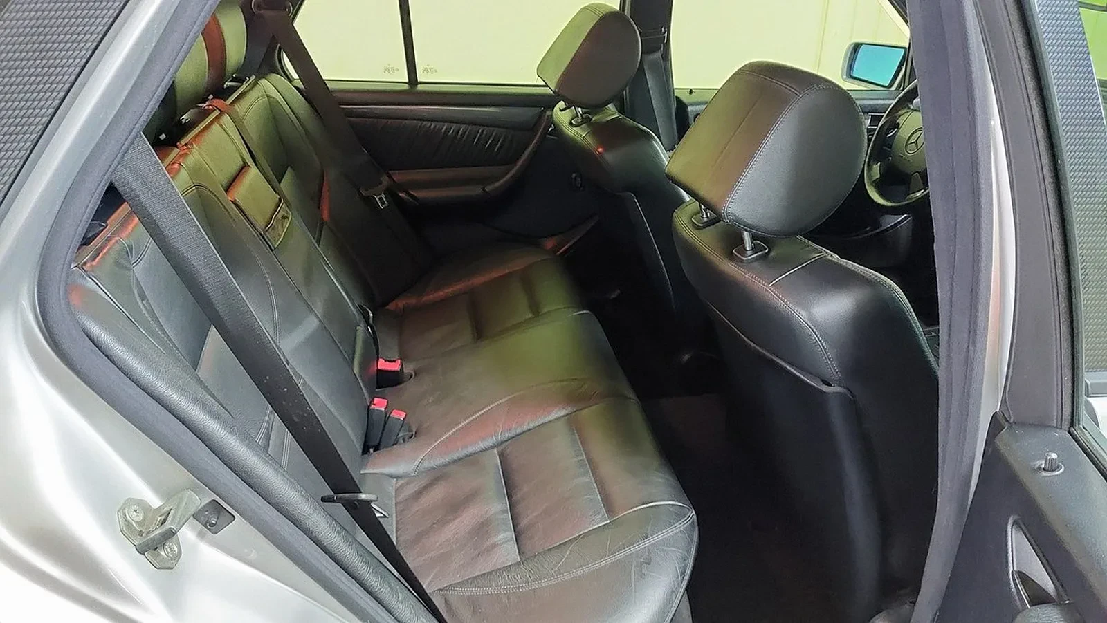 Niepozorne super-kombi z V8 o mocy 308 KM. Ma zerowy przebieg i kosztuje tyle, co Octavia