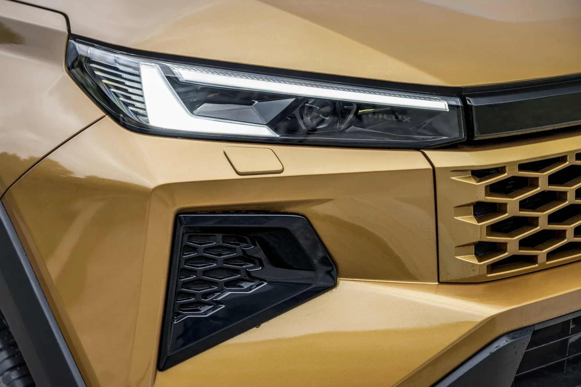 Ta Toyota jest bardziej pancerna od RAV4. Z lokalną ceną od ok. 109 tys. zł robi furorę, ale ma tutaj jednego pogromcę