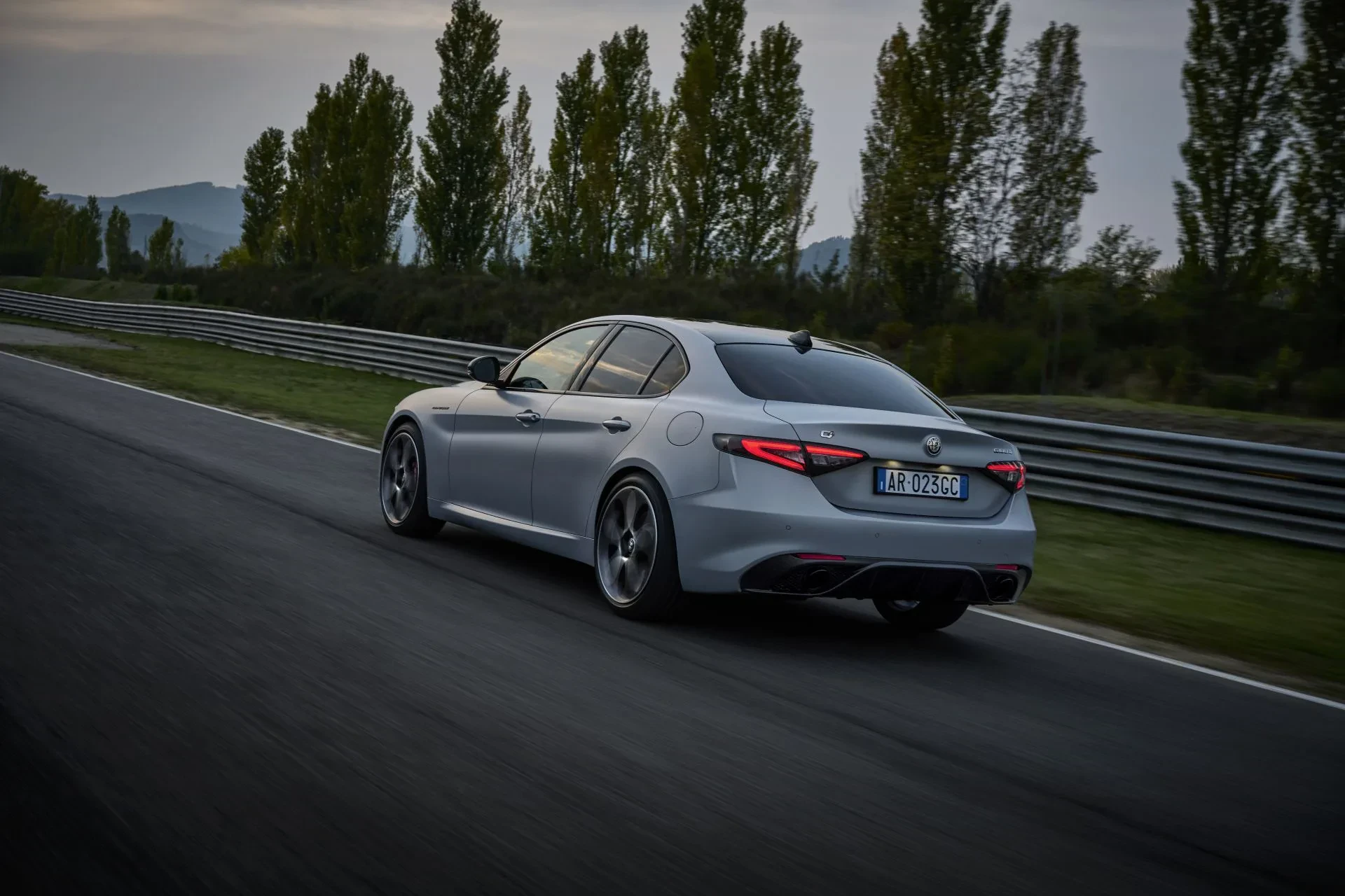 Alfa Romeo Giulia sedan sportowy silnik benzyna diesel moc osiągi cena ceny otomoto opinie oceny zalety wady