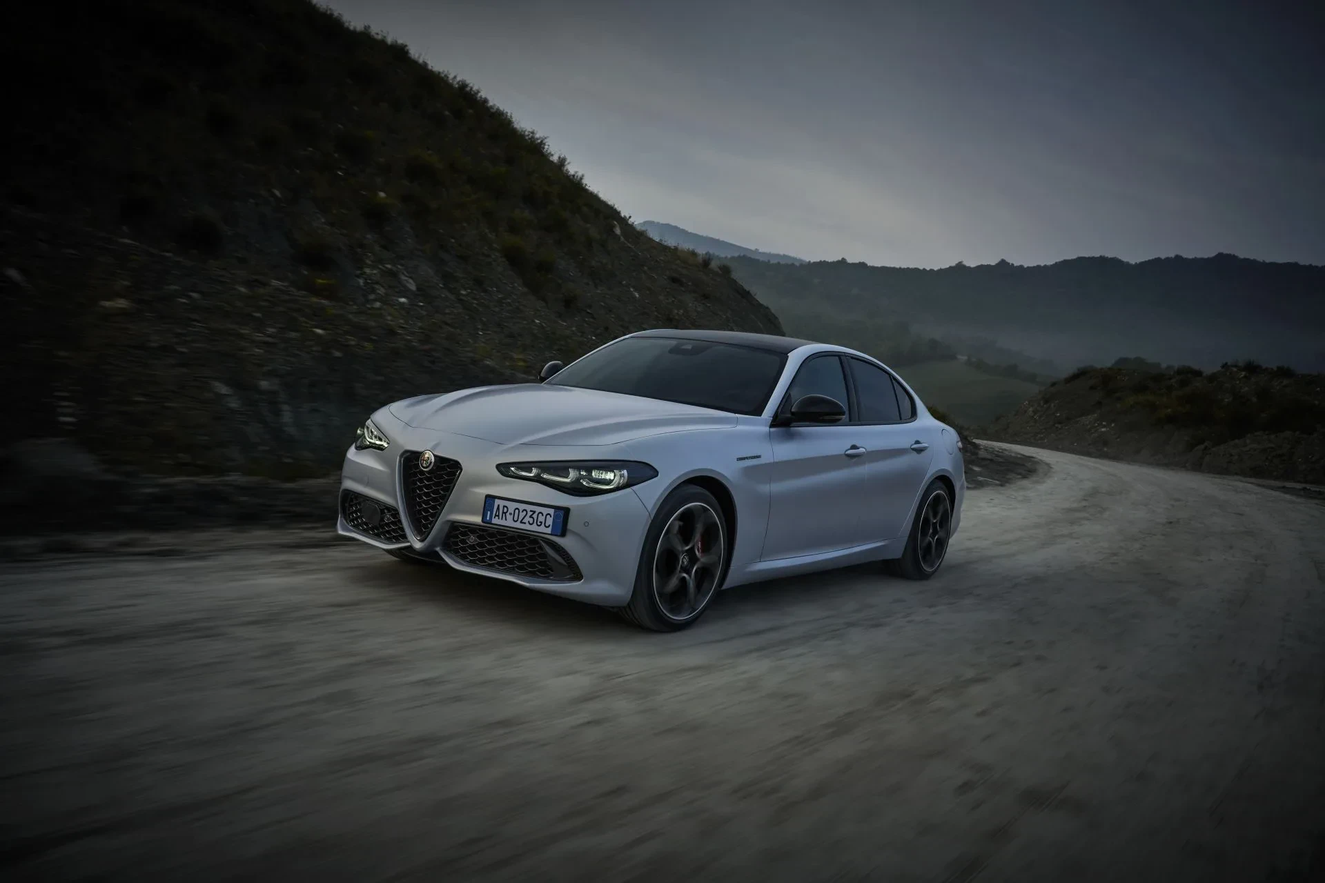 Alfa Romeo Giulia sedan sportowy silnik benzyna diesel moc osiągi cena ceny otomoto opinie oceny zalety wady