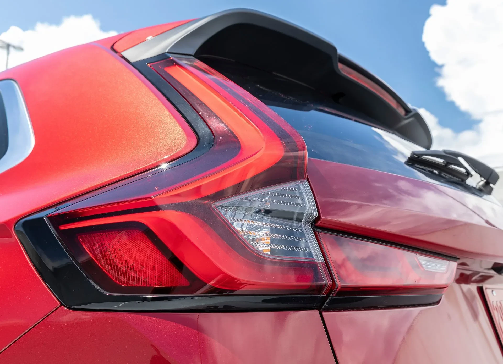 Honda zrobiła tak dobrego SUV-a, iż choćby Toyota RAV4 poszła tu w odstawkę. Wariant spalający 2,6 l/100 km przeceniony o 20 tys. zł, ale tylko u nas