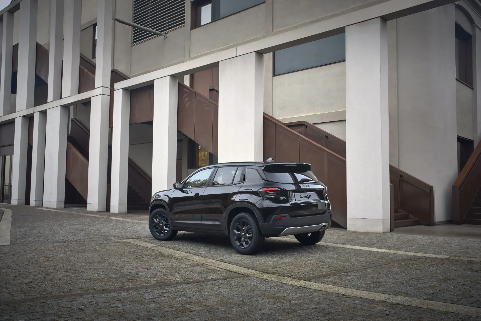 Jeep Avenger silnik benyzna hybryda cena ceny moc opinie oceny zalety wady crossover SUV tychy