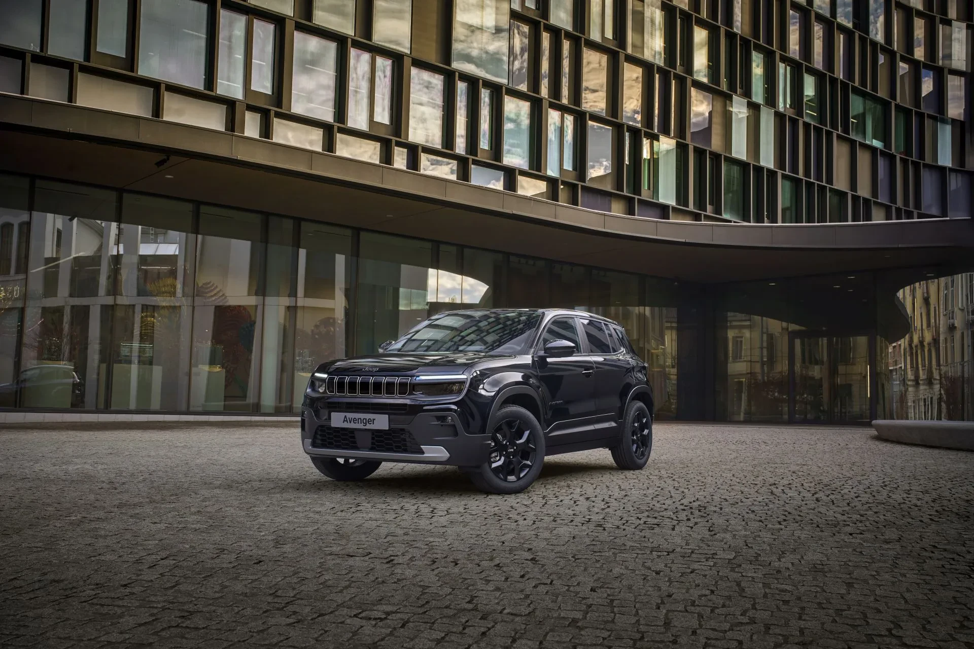 Jeep Avenger silnik benyzna hybryda cena ceny moc opinie oceny zalety wady crossover SUV tychy