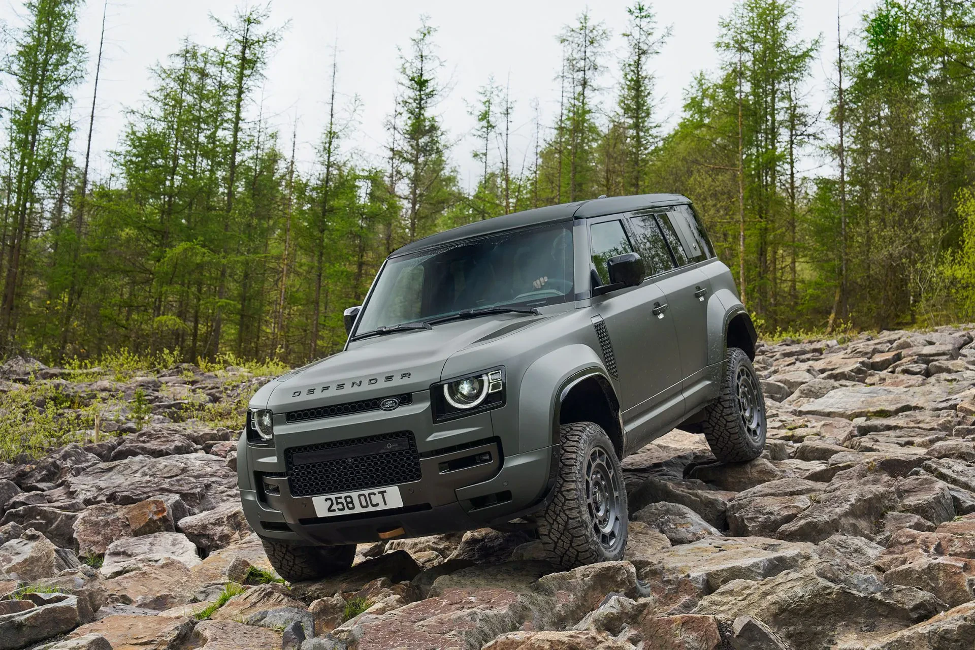 Land Rover Defender SUV silnik benzyna diesel moc napęd osiągi terenowy cena ceny opinie oceny zalety wady otomoto nowy używany
