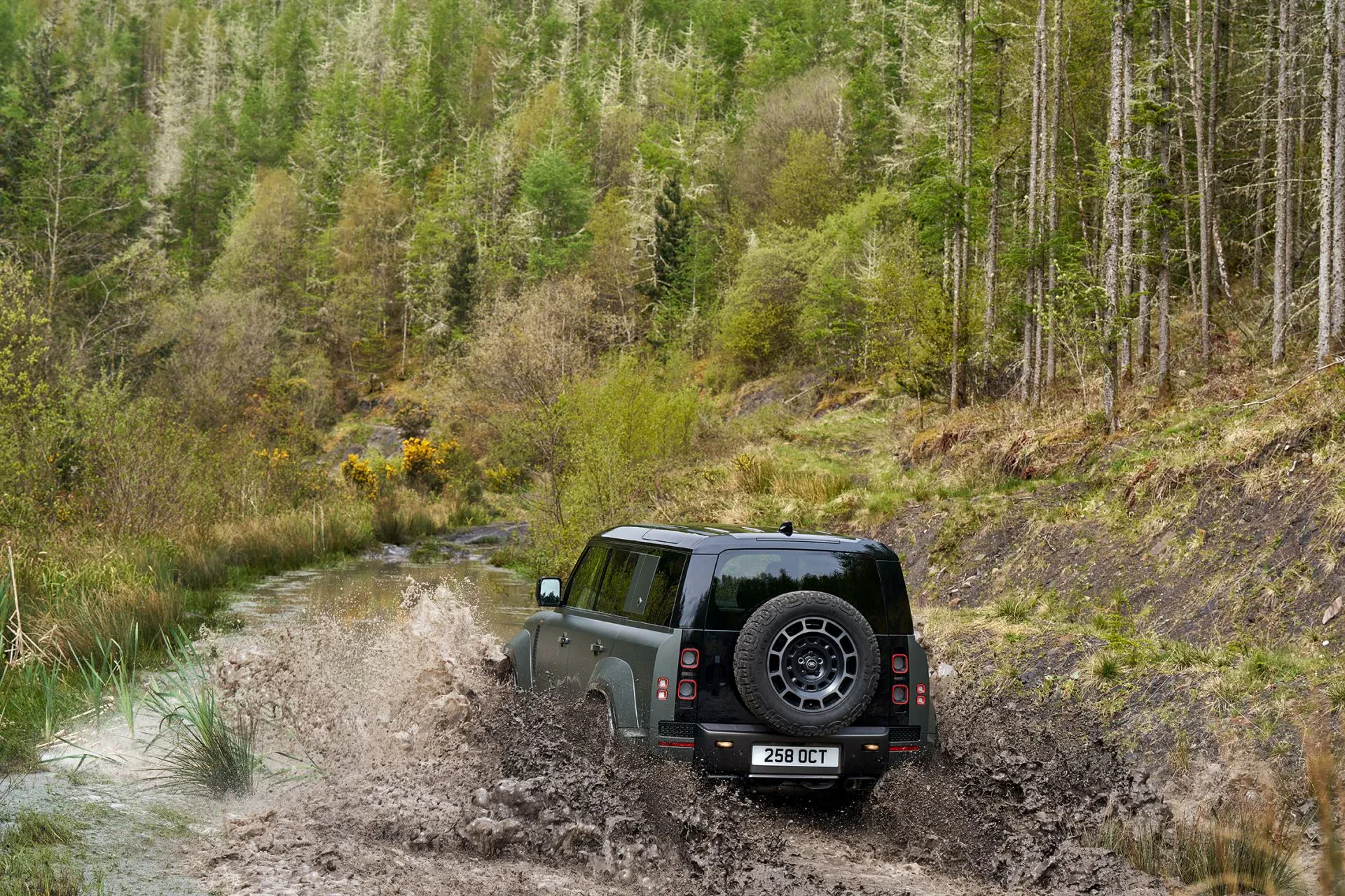 Land Rover Defender SUV silnik benzyna diesel moc napęd osiągi terenowy cena ceny opinie oceny zalety wady otomoto nowy używany