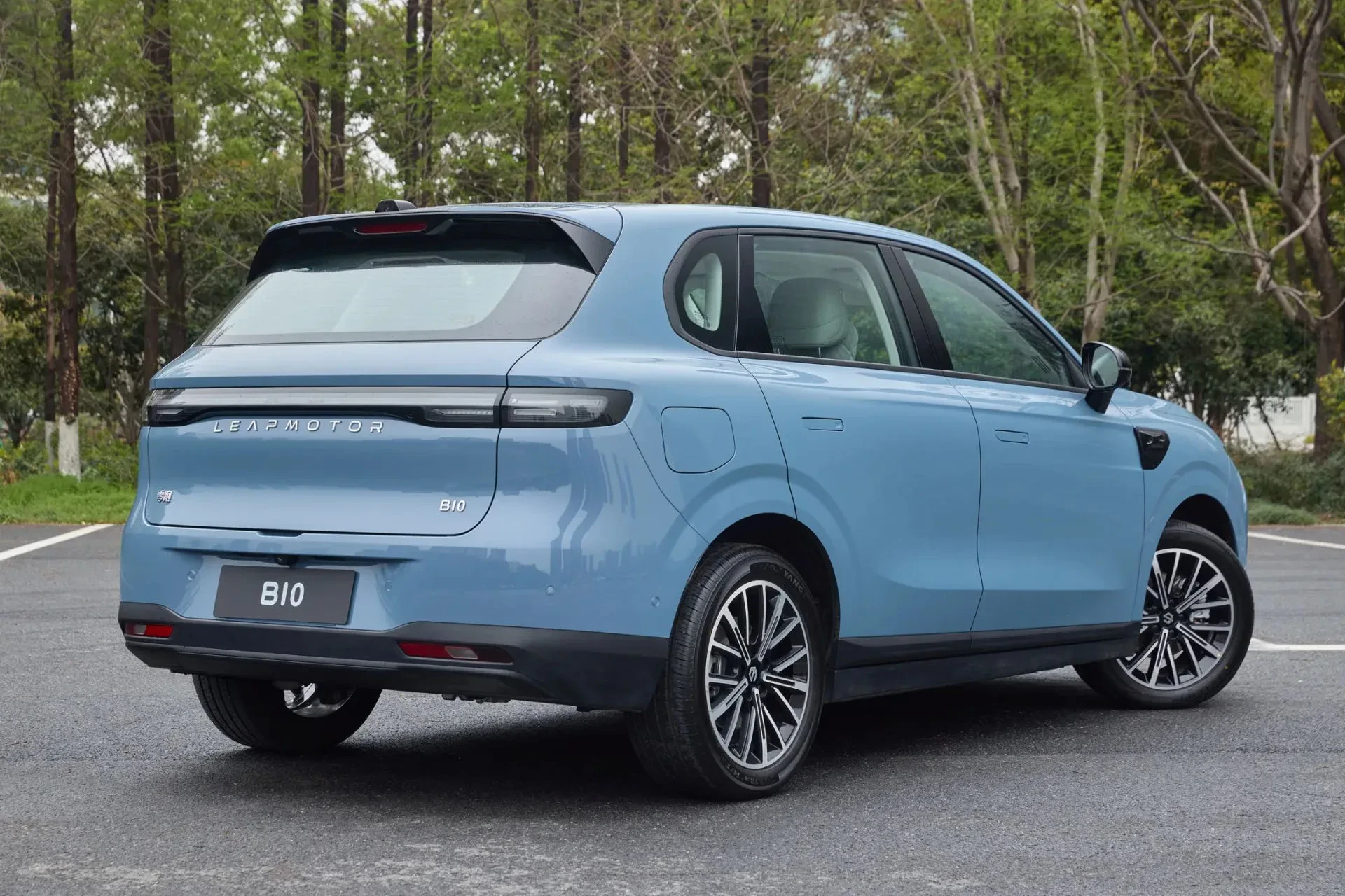 Leapmotor B10 SUV silnik hybryda elektryczny elektryk zasięg moc opinie oceny zalety wady wyposażenie otomoto nowy cena ceny