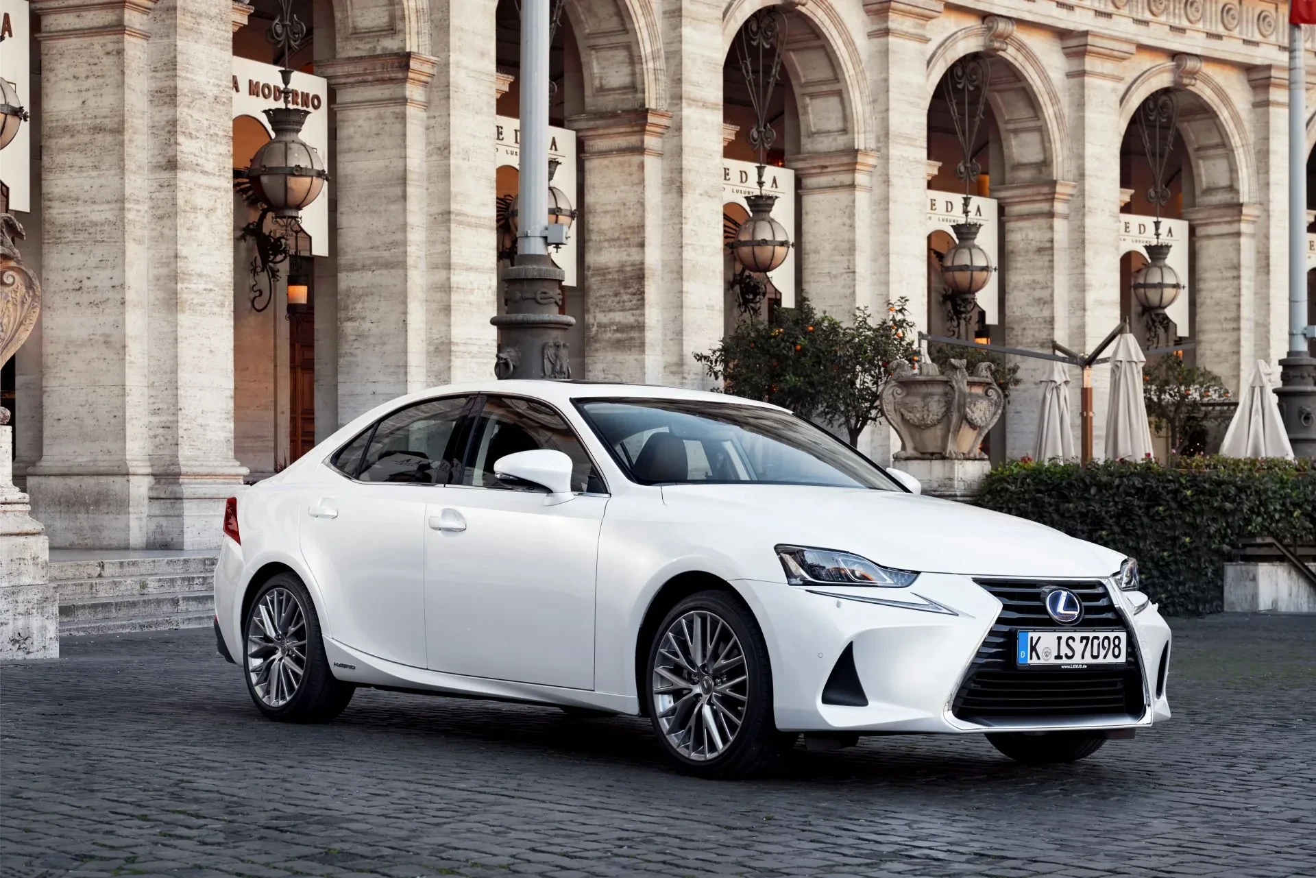 Lexus IS silnik benzyna hybryda moc osiągi V6 V8 opinie oceny zalety wady cena ceny otomoto tanio używany