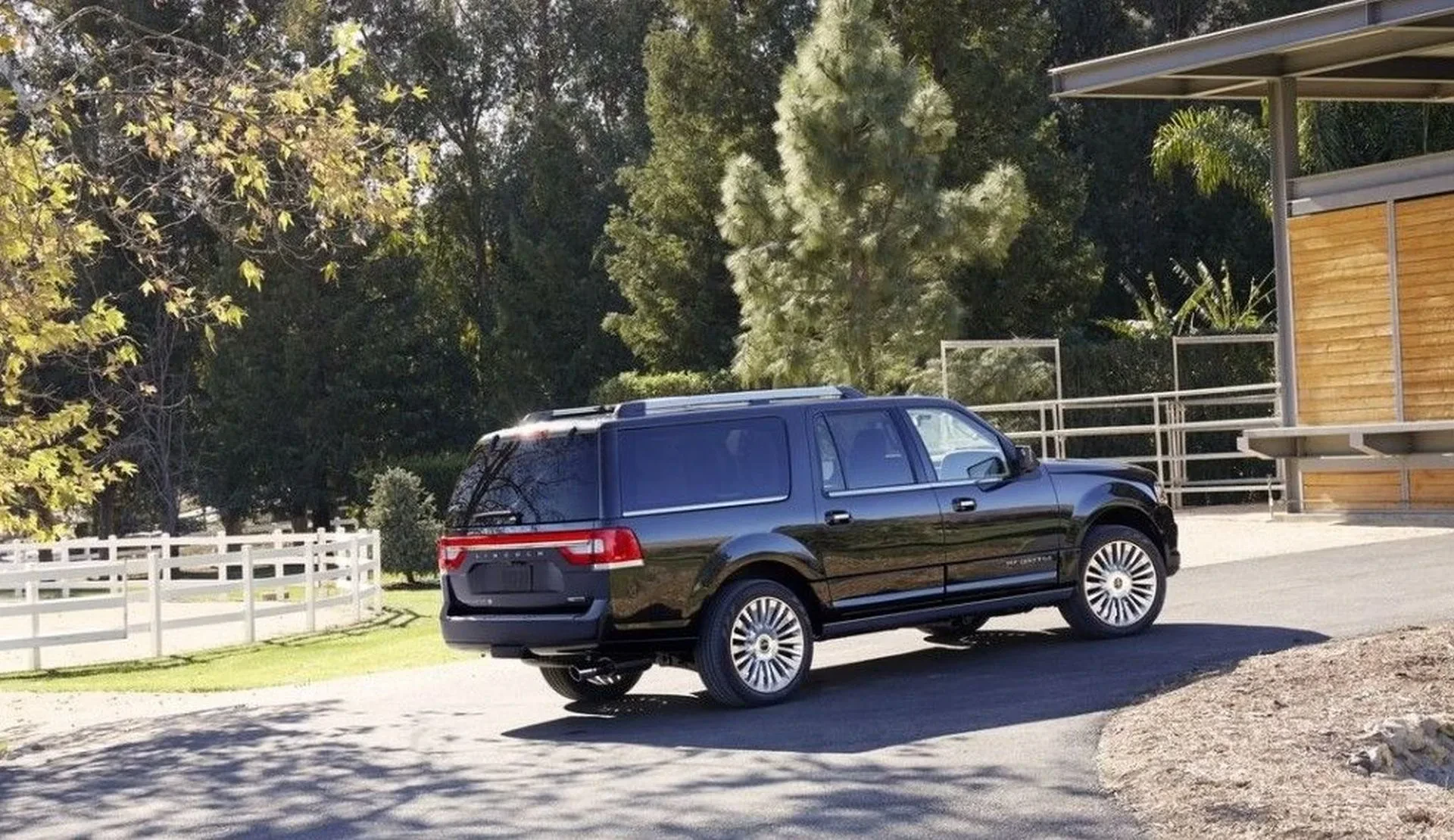 Lincoln Navigator SUV USA Ameryka cena ceny otomoto opinie oceny zalety wady silnik benzyna V8 moc spalanie