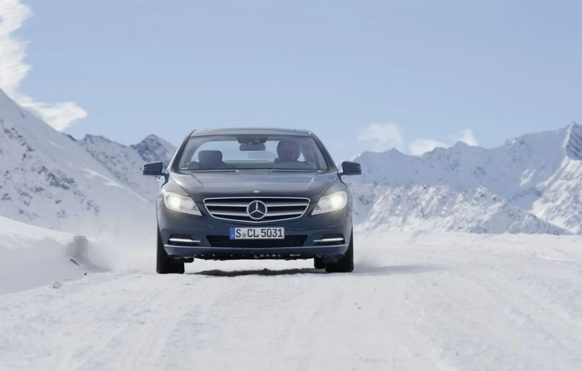 Kultowy sportowy Mercedes klasy luksusowej do kupienia w wyjątkowo niskiej cenie. Zachwyca osiągami