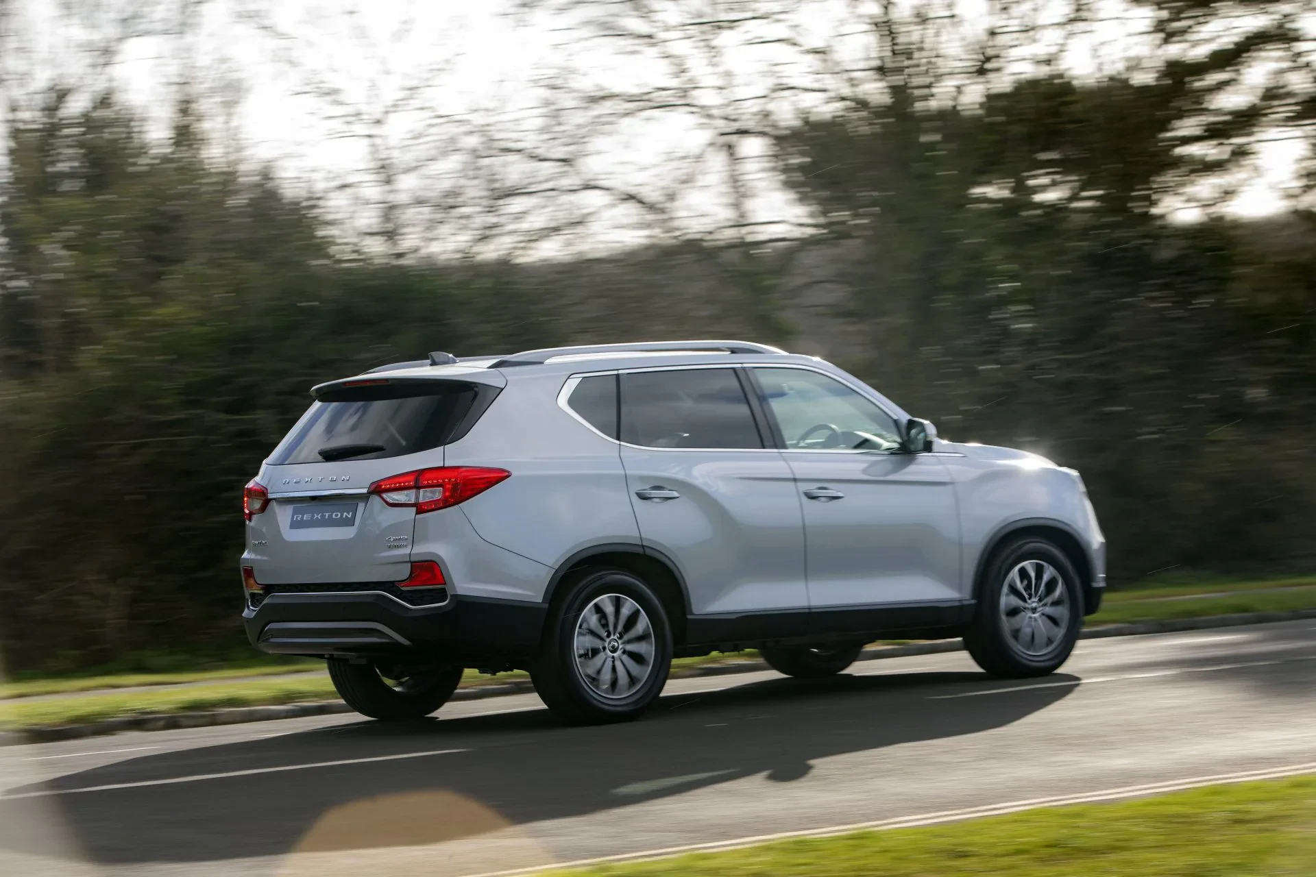 SUV KGM Rexton SsangYong silnik benzyna diesel moc osiągi ceny cena otomoto używany napęd na cztery koła