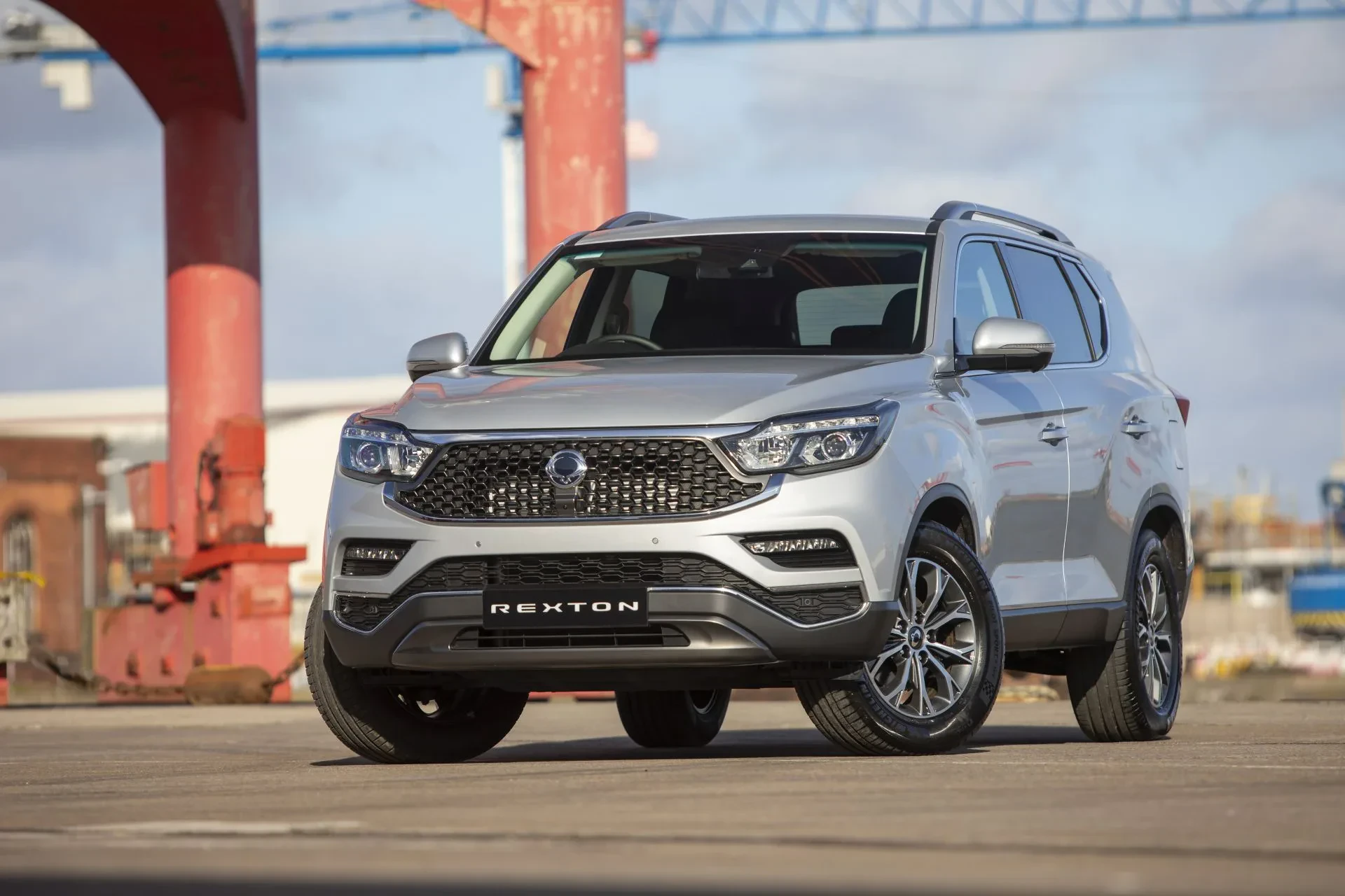SUV KGM Rexton SsangYong silnik benzyna diesel moc osiągi ceny cena otomoto używany napęd na cztery koła