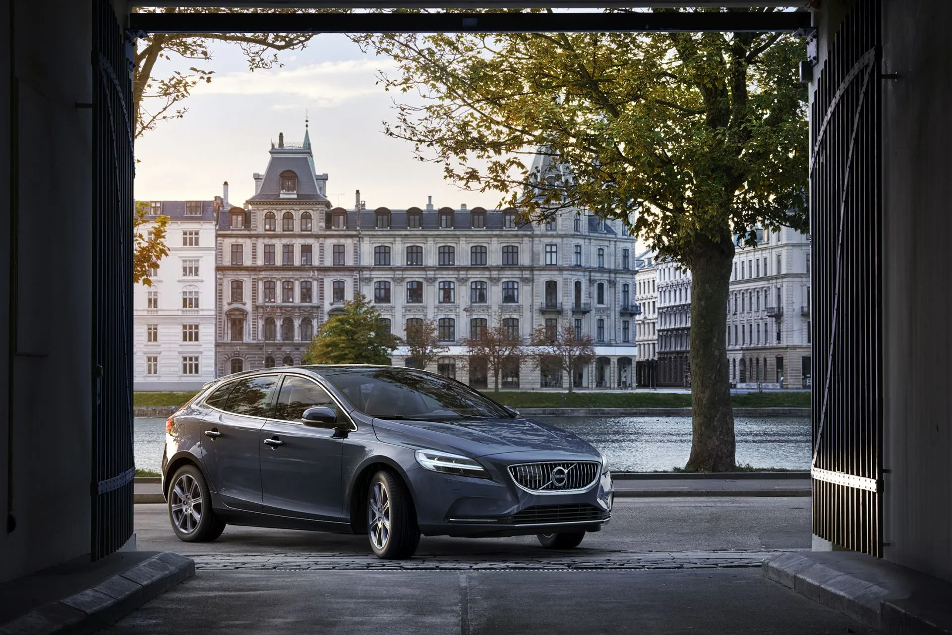 Volvo V40 hatchback silnik benzyna diesel moc opinie oceny zalety wady cena ceny otomoto używany