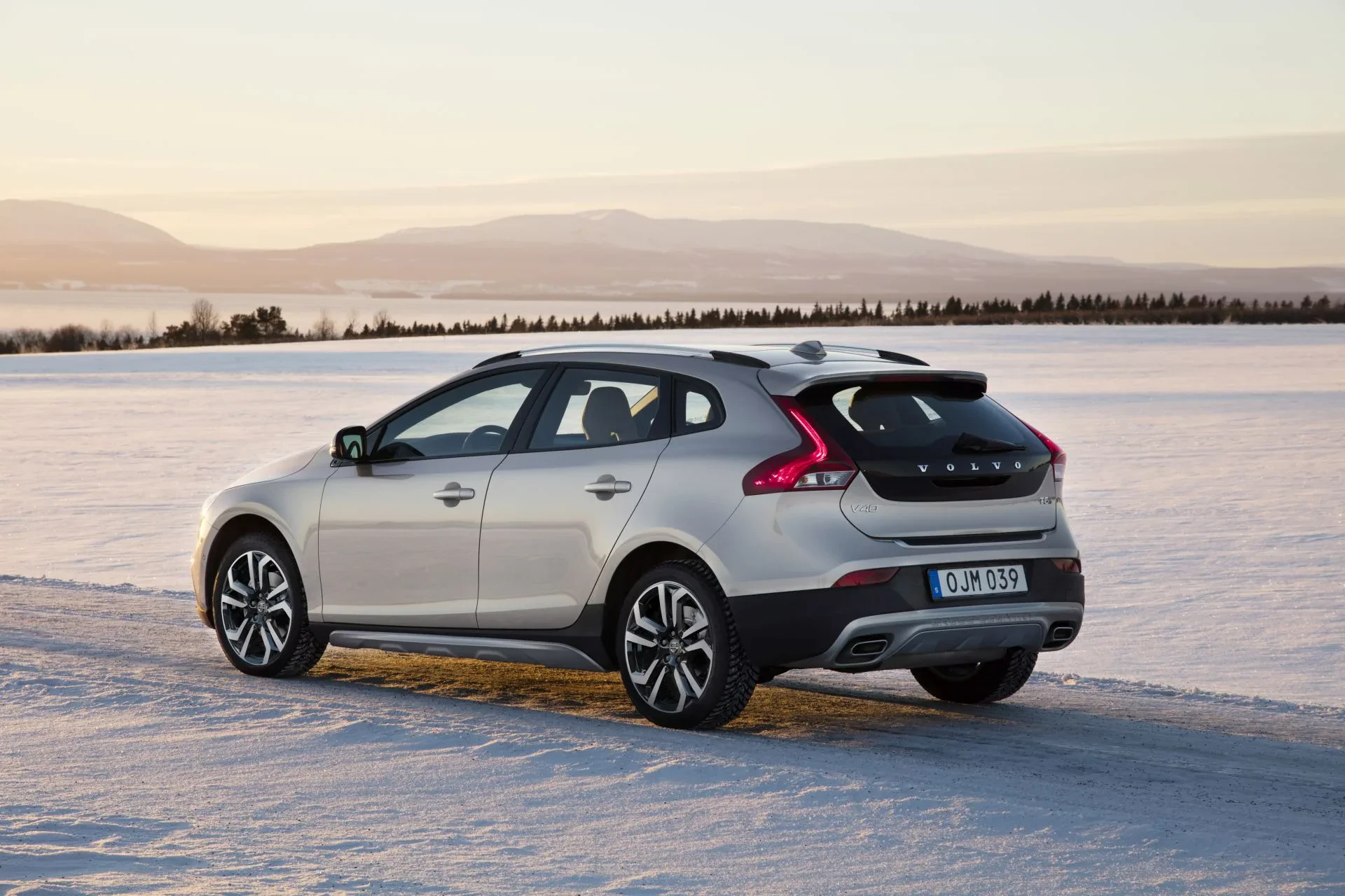 Volvo V40 hatchback silnik benzyna diesel moc opinie oceny zalety wady cena ceny otomoto używany