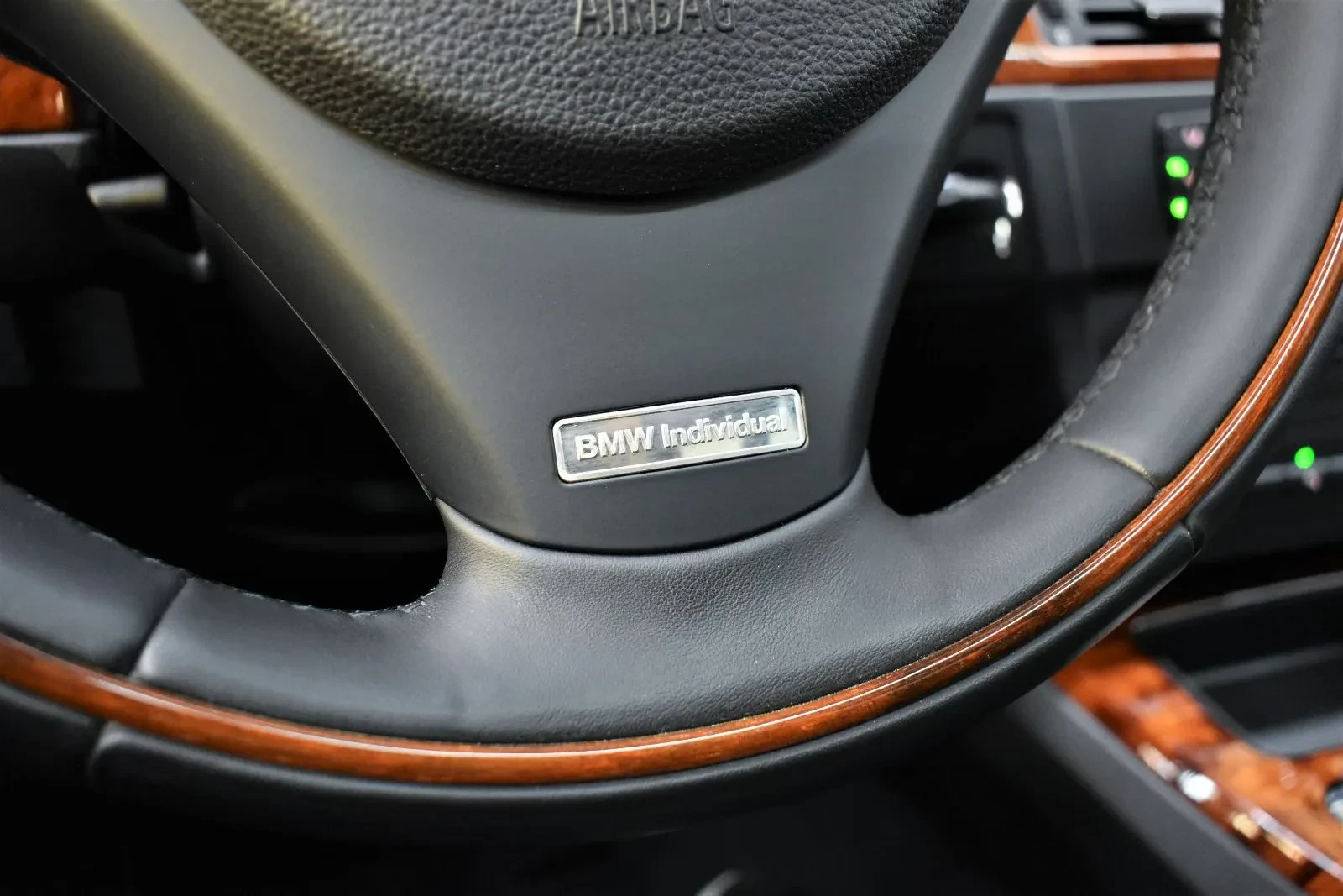 Wyjątkowy egzemplarz BMW Serii 3. Ma topowy silnik, wyposażenie i wyrafinowaną speckę „Individual”