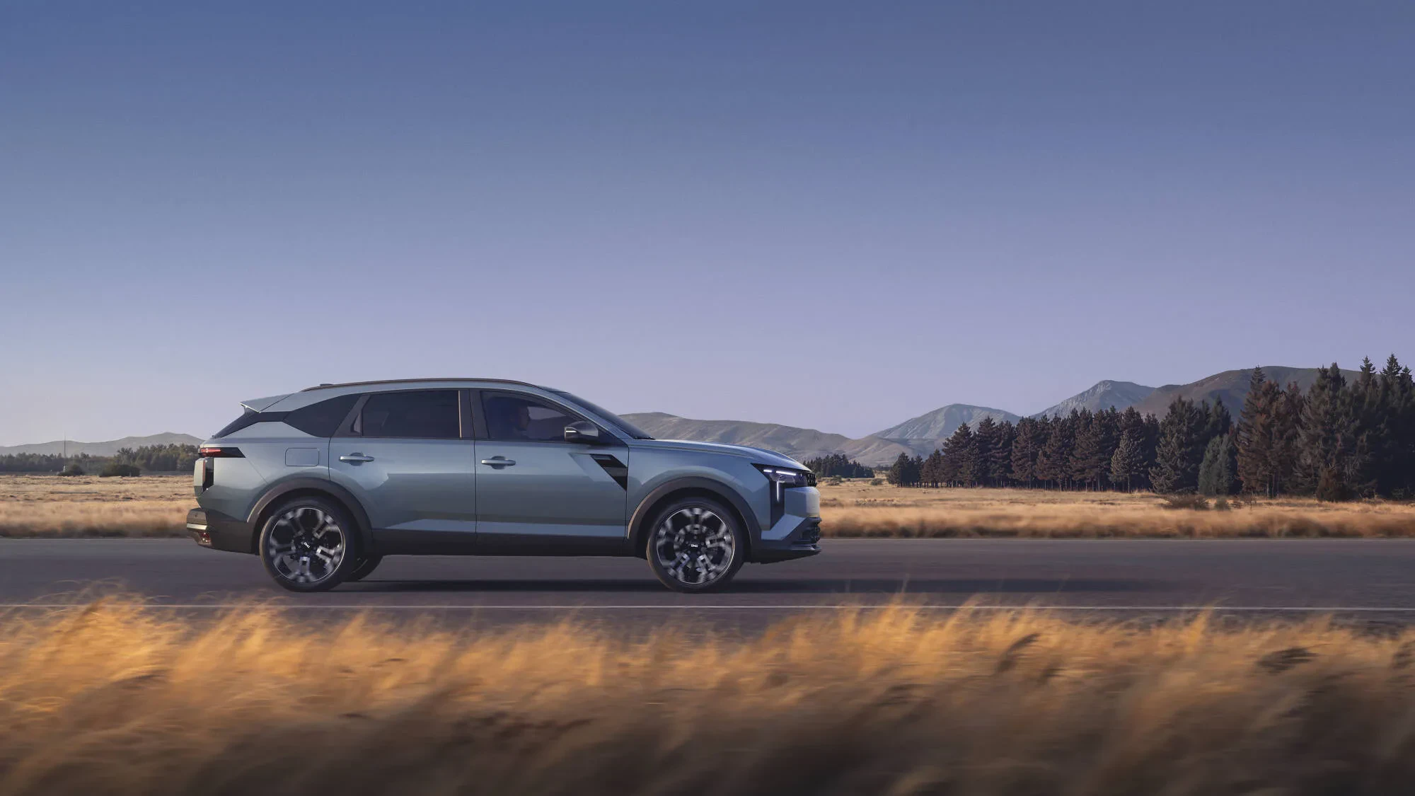 Dacia bije prosto w szczepionkę. Przez nowy cennik Strikera od 92 900 zł w Toyocie i Skodzie podnieśli alarm