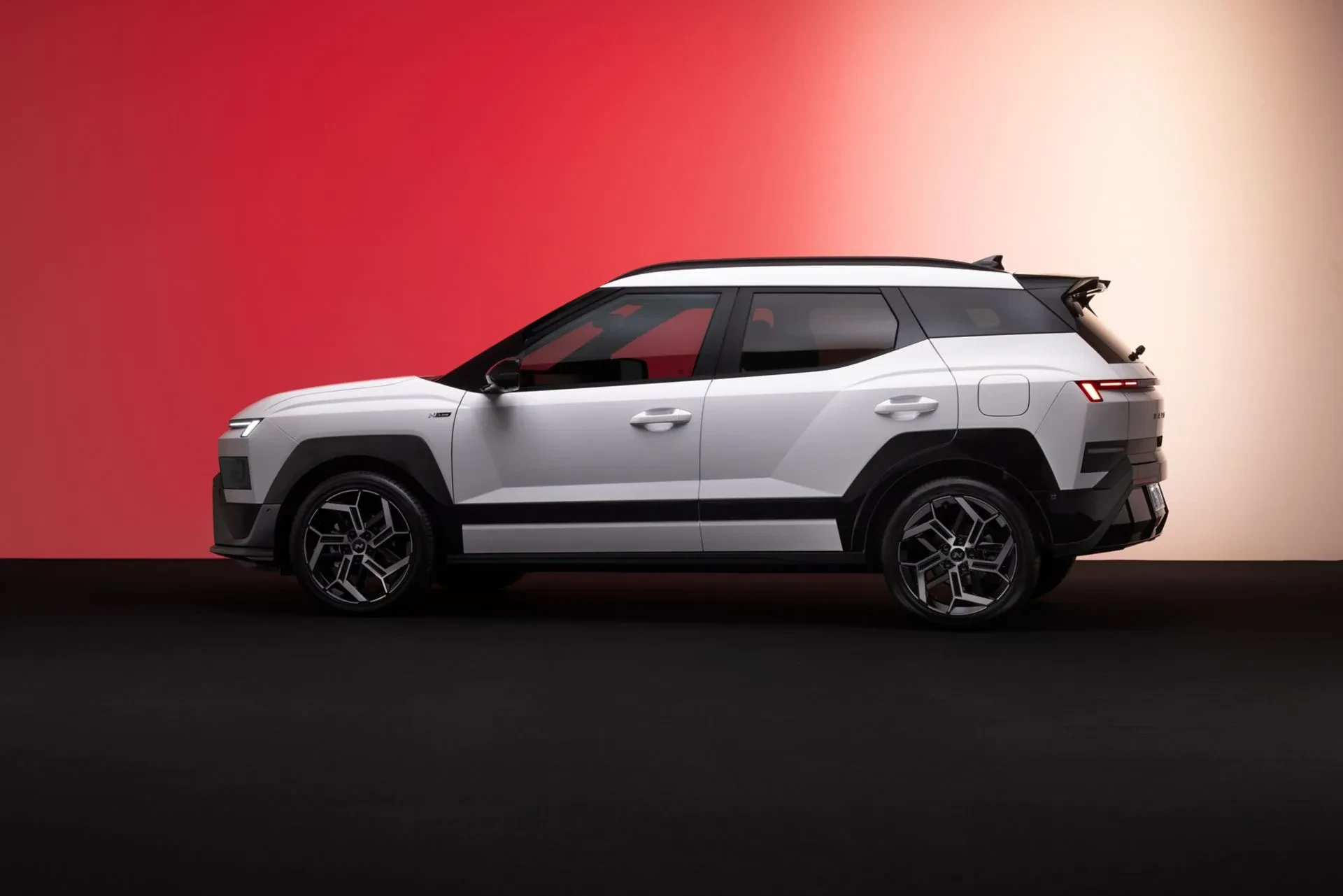 Nowy Hyundai Bayon dostanie pełną hybrydę i więcej cylindrów niż Toyota Yaris Cross. W końcu ujrzał światło dzienne