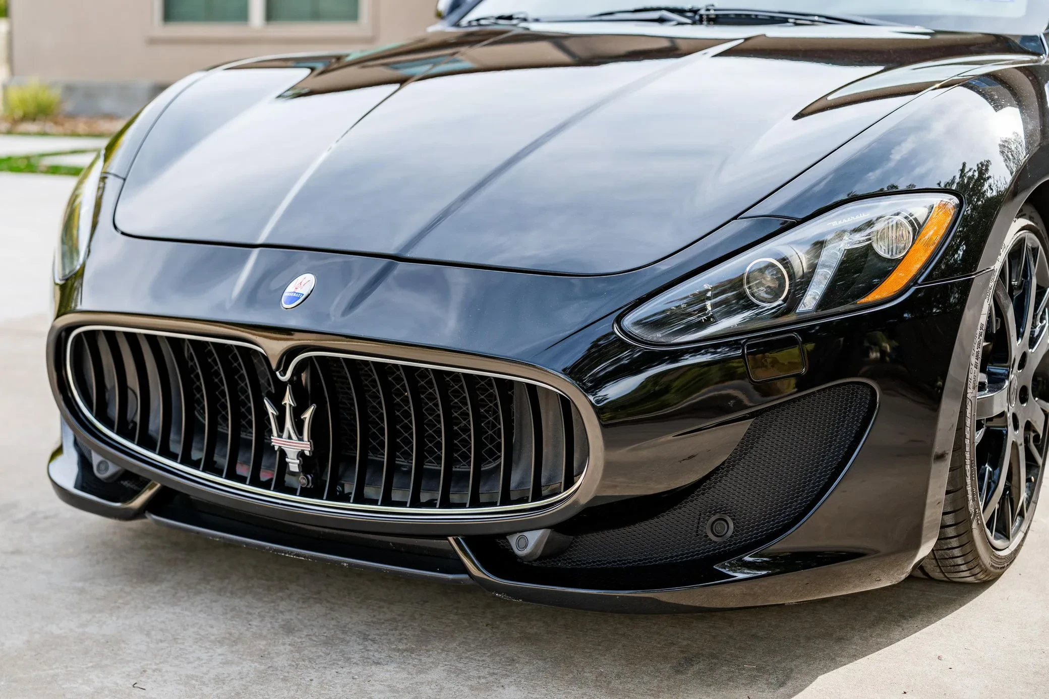 Maserati GranTurismo z przebiegiem 60 tys. km. Ma 4,7-litrowe V8 od Ferrari i kosztuje 111 000 złotych