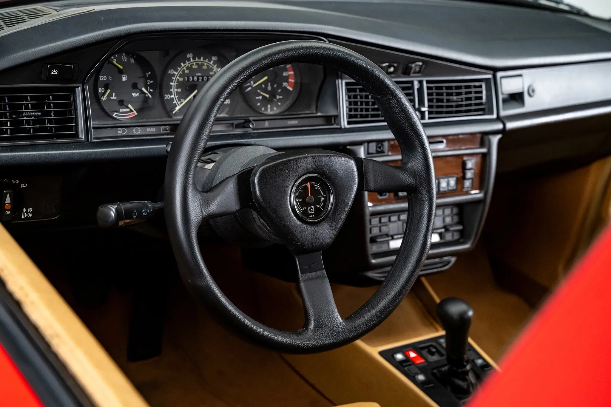 Powstał tylko jeden taki egzemplarz. Wyjątkowy Mercedes 190E na sprzedaż za 124 tysiące złotych