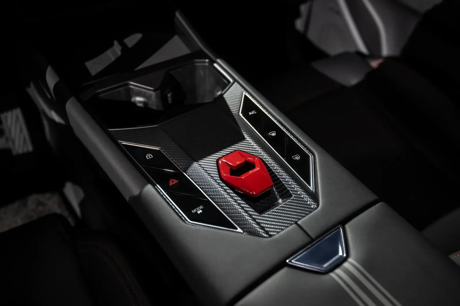 Chińczycy wprowadzają do Europy swoje „Lamborghini z Biedry”. choćby Dacia jest droższa