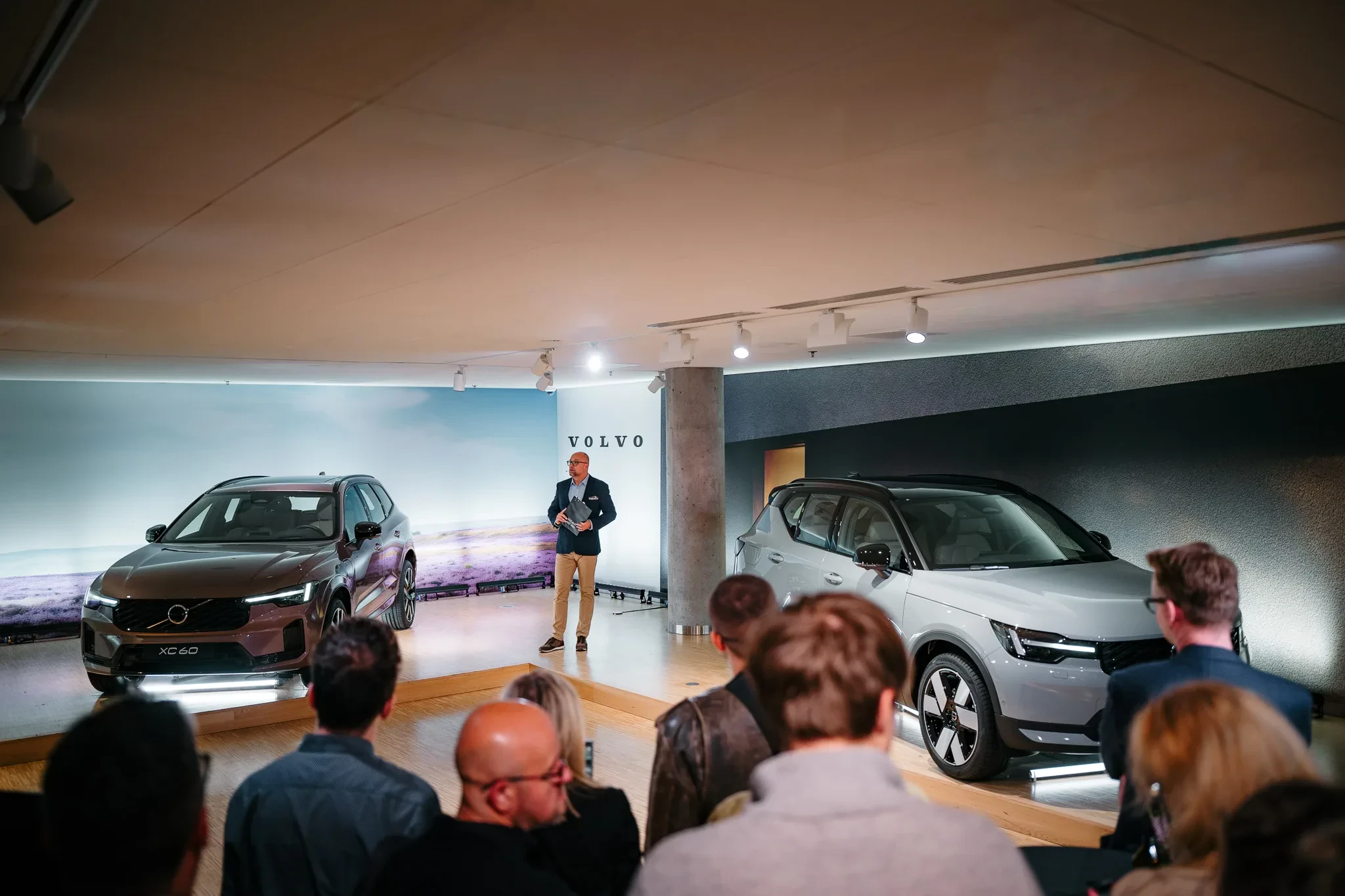 Chętnych na te SUV-y Volvo jest tak dużo, iż zaraz będą musieli otwierać całodobowe salony. Żadne sztuczki konkurencji nie pomagają