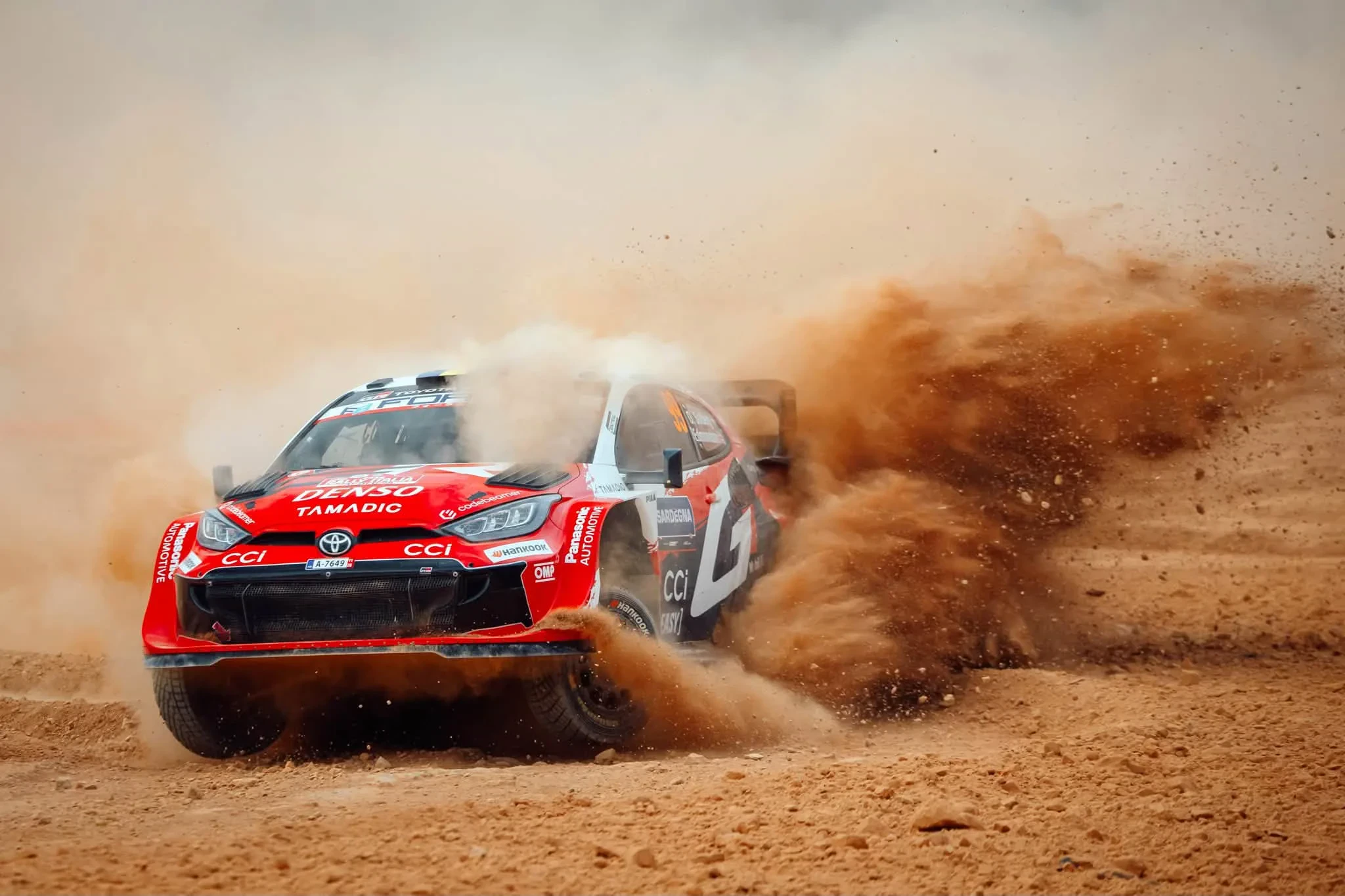 WRC: Kwestia tytułu otwarta po sobotnim dramacie Hyundaia. W niedzielę będą działy się cuda